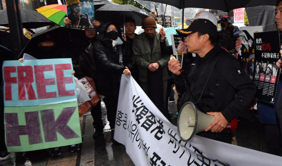 17일 서울 홍대입구역에서 열린 홍콩 시민을 위한 연대집회에 참석한 홍콩민주화지지모임 소속 회원들이 피켓을 들고 있다. 2019.11.17  박지환기자 popocar@seoul.co.kr