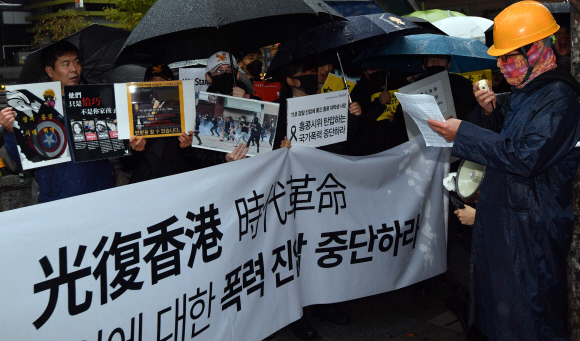17일 서울 홍대입구역에서 열린 홍콩 시민을 위한 연대집회에 참석한 홍콩민주화지지모임 소속 회원들이 피켓을 들고 있다. 2019.11.17  박지환기자 popocar@seoul.co.kr