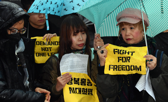 17일 서울 홍대입구역에서 열린 홍콩 시민을 위한 연대집회에 참석한 홍콩민주화지지모임 소속 회원들이 피켓을 들고 있다. 2019.11.17  박지환기자 popocar@seoul.co.kr