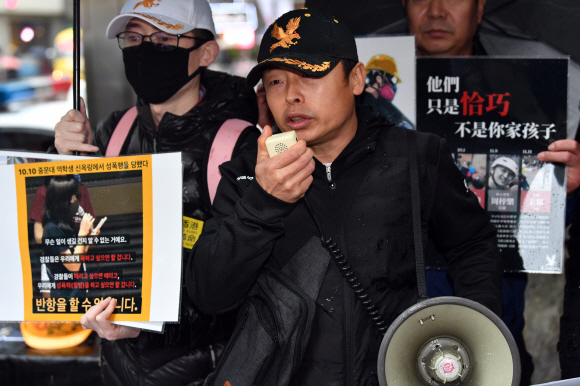 17일 서울 홍대입구역에서 열린 홍콩 시민을 위한 연대집회에 참석한 홍콩민주화지지모임 소속 회원들이 피켓을 들고 있다. 2019.11.17  박지환기자 popocar@seoul.co.kr