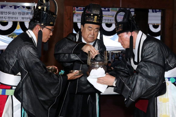 초헌례 봉행하는 문희상 국회의장