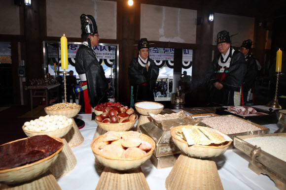 순국선열 추모제례 봉행하는 문희상 국회의장