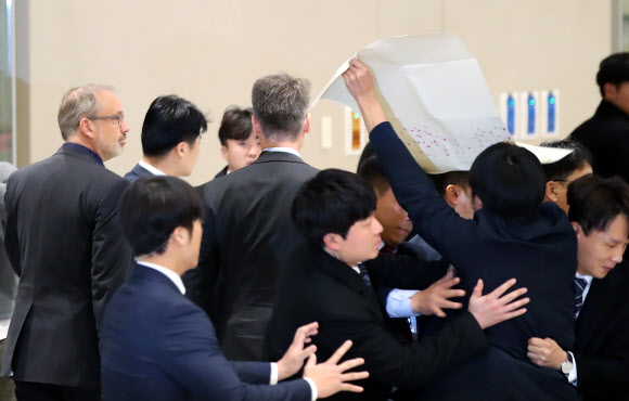 방한 드하트 대표, 항의 받으며 입국