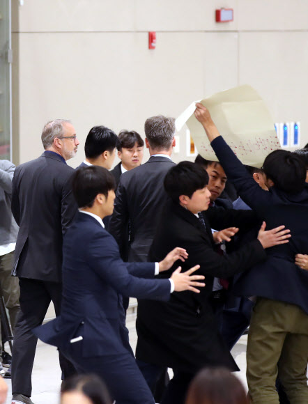 방한 드하트 대표, 항의 받으며 입국