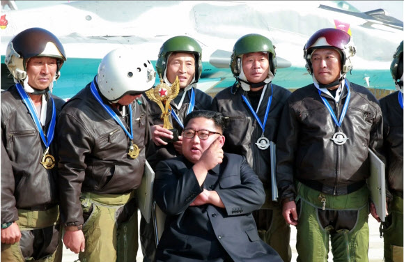 ‘참매1호’ 탄 김정은, 전투기 호위받고 전투비행 참관