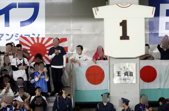 일본 관중이 17일 일본 도쿄돔에서 열린 2019 프리미어12 한국 대표팀과의 결승전에서 욱일기를 경기장에 내건 채 응원하고 있다. 도쿄 연합뉴스