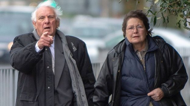 지난 15일(현지시간) 영국 웨일스의 콘위 카운티 란디드노 행정법원에 출두하며 사진을 찍지 말라고 요구하는 해리와 헬린네 리 부부. BBC 홈페이지 캡처