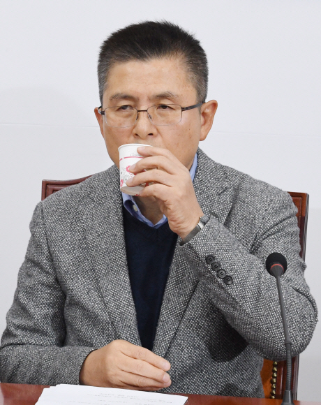 자유한국당 황교안 대표가 18일 국회에서 열린 최고위원회의에 물을 마시고 있다. 2019.11.18  김명국 선임기자 daunso@seoul.co.kr