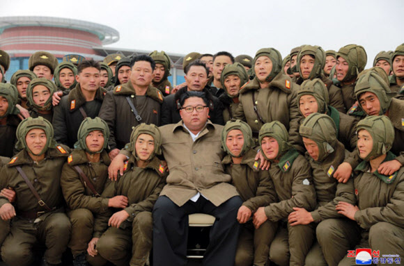 북한 김정은 국무위원장이 조선인민군 항공 및 반항공군 저격병 구분대들의 강하훈련을 지도했다고 조선중앙통신이 18일 보도했다. 김 위원장이 참가자들과 기념사진을 찍고 있다. 2019.11.18 연합뉴스