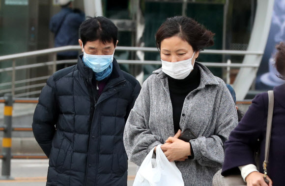 강한 바람이 분 18일 오전 부산 동래구 명륜동 거리에서 마스크를 쓴 시민들이  발걸음을 재촉하고 있다. 2019.11.18  연합뉴스