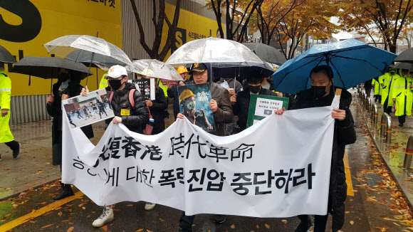 ‘홍콩의 민주주의를 지지하는 시민모임’에 참여하고 있는 시민들이 17일 오후 서울 마포구 홍대입구역 인근에서 집회를 열고 펼침막을 들고 행진하고 있다. 2019.11.17  연합뉴스