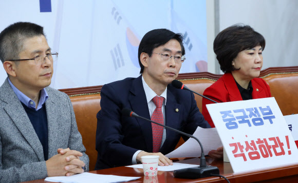 자유한국당 조경태 최고위원이 18일 국회에서 열린 최고위원회의에서 홍콩사태에 관해 발언하며 중국정부의 각성을 촉구하고 있다.   2019.11.18  연합뉴스