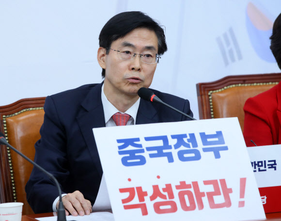 자유한국당 조경태 최고위원이 18일 국회에서 열린 최고위원회의에서 홍콩사태에 관해 발언하며 중국정부의 각성을 촉구하고 있다.   2019.11.18  연합뉴스