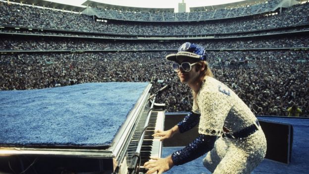 엘튼 존의 1975년 LA 다저 스타디움 공연 모습.