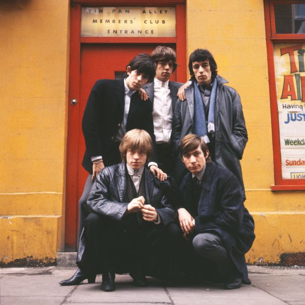 1963년 롤링 스톤스 멤버들이 런던의 틴 판 앨리 골목에서 포즈를 취하고 있다. 