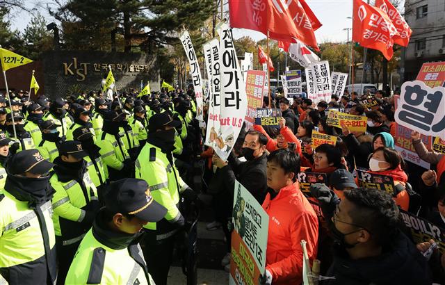 반전평화국민행동 등 시민사회단체 회원들이 18일 오전 제11차 한미 방위비 분담금 특별협정(SMA) 제3차 협상이 진행된 서울 동대문구 한국국방연구원 앞에서 항의집회를 열고 굴욕협상 중단을 촉구하며 경찰과 대치하고 있다.  정은보 방위비분담협상대사와 제임스 드하트 미국 국무부 선임보좌관을 수석대표로 한 한미 대표단은 이날 비공개회의를 열고 내년도 주한미군의 방위비 분담금 규모 등을 논의한다. 2019.11.18 뉴스1