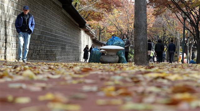 오후부터 찬 공기가 유입되면서 내륙을 중심으로 한파주의보가 내려질 가운데 18일 서울 중국 덕수궁 인근에서 시민들이 발걸음을 재촉하고 있다. 기상청은 이날 “저기압을 따라 북서쪽에서 차고 건조한 공기가 남하하면서 중부내륙을 중심으로 내일 아침기온이 오늘보다 10도 이상 떨어질 것으로 예상한다” 밝혔다. 2019.11.18 뉴스1