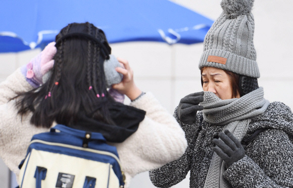 휴일부터 내리던 비가 그치고 쌀쌀한 날씨를 보인 18일 서울 중구 명동에서 관광객들이 두터운 외투와 방한용품을 착용하고 길을 걷고 있다. 2019. 11. 18 박윤슬 기자 seul@seoul.co.k