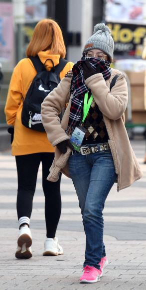 휴일부터 내리던 비가 그치고 쌀쌀한 날씨를 보인 18일 서울 중구 명동에서 관광객들이 두터운 외투와 방한용품을 착용하고 길을 걷고 있다. 2019. 11. 18 박윤슬 기자 seul@seoul.co.k