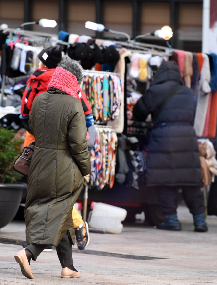 휴일부터 내리던 비가 그치고 쌀쌀한 날씨를 보인 18일 서울 중구 명동에서 관광객들이 두터운 외투와 방한용품을 착용하고 길을 걷고 있다. 2019. 11. 18 박윤슬 기자 seul@seoul.co.k