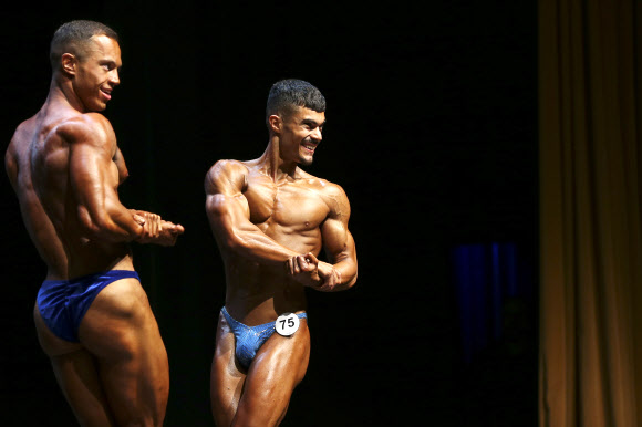 보디빌더들이 17일(현지시간) 포르투갈 산타마리아 다 페이라에서 열린 ‘포르투갈 핏 20019(Portugal Fit 2019)’ 보디빌딩 대회에서 멋진 몸매를 뽐내고 있다. EPA 연합뉴스