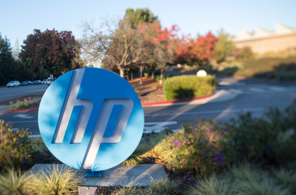 미국 PC·프린터 제조업체 휴렛패커드(HP)가 17일 자사의 기업가치를 너무 낮게 평가했다며 제록스의 인수 제안을 거절했다. 사진은 2016년 11월 4일 캘리포니아주 팔로알토에 있는 휴렛팩커드 본사에 있는  HP 로고. 팔로알토 AFP 연합뉴스