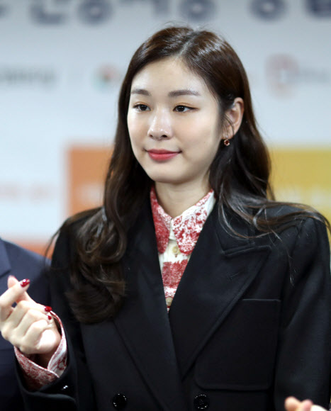김연아 SK텔레콤 홍보대사가 18일 오후 경남 창원시 의창구 경남도청 도정회의실에서 열린‘ 경남도 인공지능 통합돌봄 서비스 출범식’에서 기념촬영하고 있다. 2019.11.18  연합뉴스