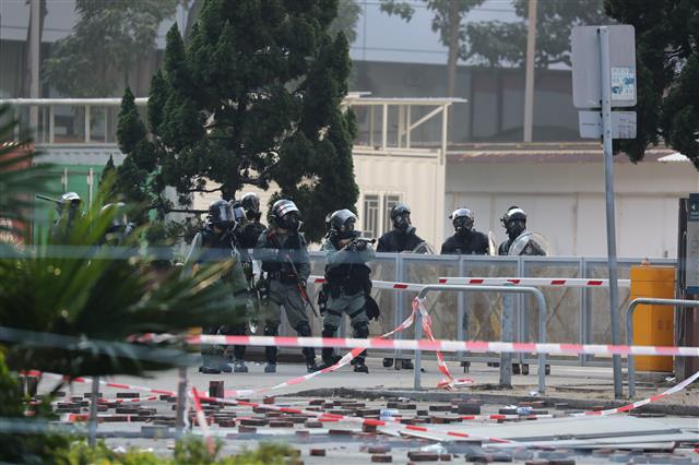 18일 오전 홍콩 이공대학교에서 총을 든 홍콩 경찰들이 시위대 진압을 위해 이동하고 있다. 2019.11.18 뉴스1