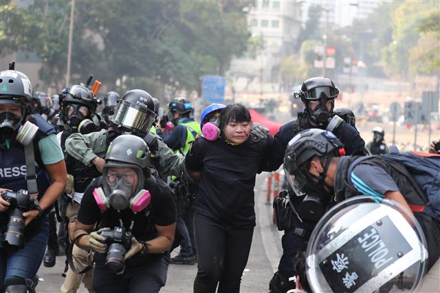 18일 오후 홍콩 이공대학교에서 홍콩 경찰들이 시위 참여 학생들을 체포하고 있다. 2019.11.18 뉴스1