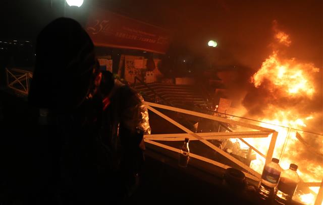 18일 오전 홍콩 이공대학교에서 경찰이 진압하는 과정에서 화재가 발생해 학생들이 상황을 지켜보고 있다. 2019.11.18 뉴스1