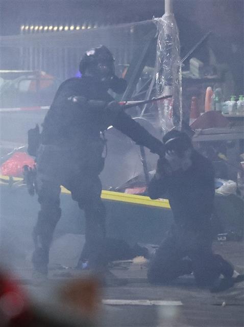 18일 오전 홍콩 이공대학교에서 진압작전에 나선 경찰이 한 학생을 체포하고 있다. 2019.11.18 뉴스1