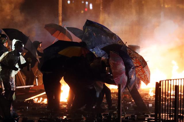 18일 오전 홍콩 이공대학교에서 학생들이 경찰과 충돌하고 있다. 2019.11.18 뉴스1