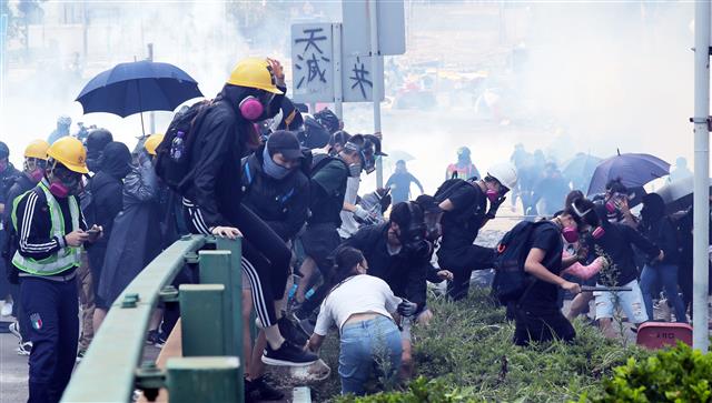 18일 오후 홍콩 이공대학교에서 학생들이 경찰의 진압작전을 피해 도망가고 있다. 2019.11.18 뉴스1