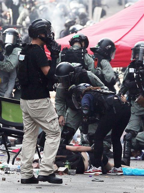 18일 오후 홍콩 이공대학교에서 학생들과 경찰이 충돌을 마친 후 적십자 대원들이 들어서고 있다. 2019.11.18 뉴스1