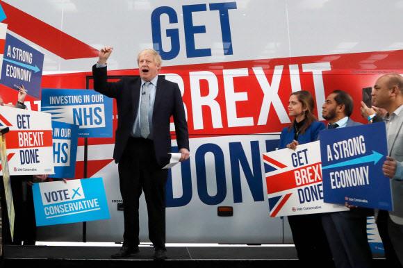 다음달 12일 영국 조기 총선을 앞두고 각 당의 선거 캠페인이 연일 계속되고 있다. 사진은 ‘브렉시트 완수’라는 문구가 적힌 유세 버스 앞에서 지지를 호소하고 있는 보리스 존슨 영국 총리. 로이터 연합뉴스