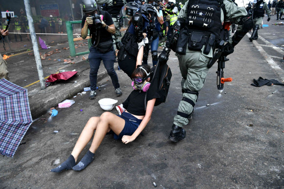 홍콩 경찰 이공대 진압… 질질 끌려가는 시위 여성