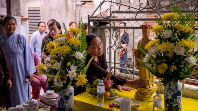 영국 냉동 컨테이너 희생자의 친인척과 이웃들이 베트남 불교 사원을 찾아 희생된 이의 영면을 기원하는 기도를 올리고 있다. AFP 자료사진 