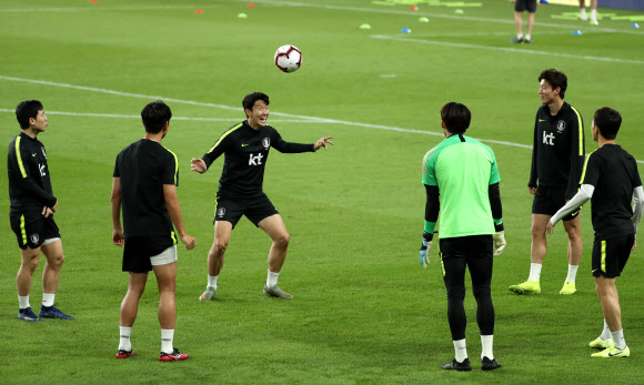 남미 최강 브라질 대표팀과의 친선 경기를 치르는 축구대표팀의 손흥민, 황의조 등 선수들이 18일(한국시간) 아랍에미리트(UAE) 아부다비의 모하메드 빈 자예드 스타디움에서 진행된 최종 훈련에서 패스게임을 하며 환한 표정으로 몸을 풀고 있다. 2019.11.19  연합뉴스