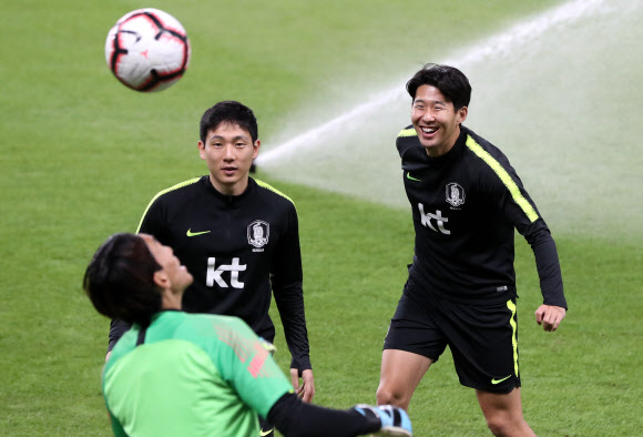 남미 최강 브라질 대표팀과의 친선 경기를 치르는 축구대표팀의 손흥민, 남태희, 김승규가 18일(한국시간) 아랍에미리트(UAE) 아부다비의 모하메드 빈 자예드 스타디움에서 진행된 최종 훈련에서 패스게임을 하며 환한 표정으로 몸을 풀고 있다. 2019.11.19  연합뉴스