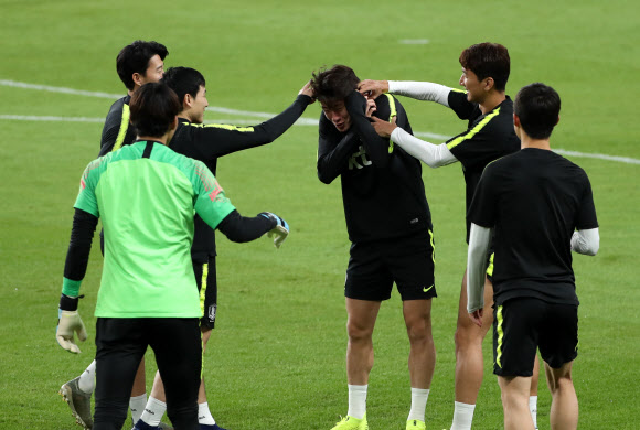 남미 최강 브라질 대표팀과의 친선 경기를 치르는 축구대표팀의 황의조가 18일(한국시간) 아랍에미리트(UAE) 아부다비의 모하메드 빈 자예드 스타디움에서 진행된 최종 훈련에서 패스게임을 하던 중 정우영 등에게 ‘딱밤’을 맞고 있다. 2019.11.19  연합뉴스