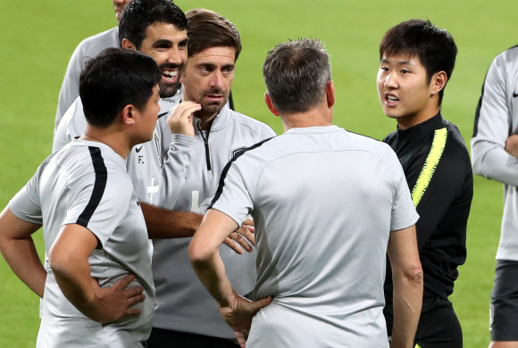 남미 최강 브라질 대표팀과의 친선 경기를 치르는 축구대표팀의 파울루 벤투 감독과 코치진이 18일(한국시간) 아랍에미리트(UAE) 아부다비의 모하메드 빈 자예드 스타디움에서 진행된 최종 훈련에서 이강인과 대화를 하고 있다. 2019.11.19  연합뉴스