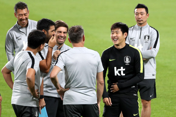 남미 최강 브라질 대표팀과의 친선 경기를 치르는 축구대표팀의 파울루 벤투 감독과 코치진이 18일(한국시간) 아랍에미리트(UAE) 아부다비의 모하메드 빈 자예드 스타디움에서 진행된 최종 훈련에서 이강인을 불러 대화를 나눈 뒤 활짝 웃고 있다. 2019.11.19  연합뉴스