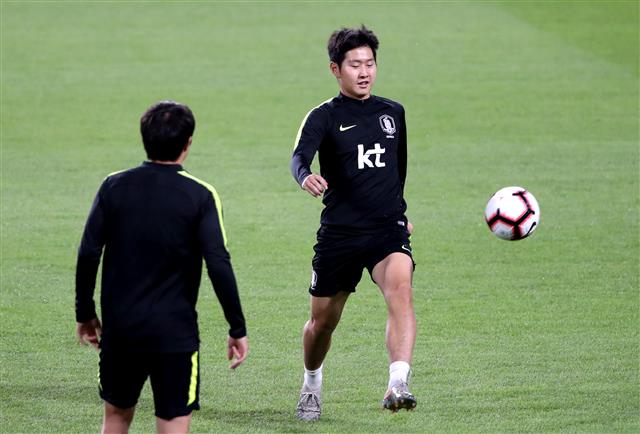 대한민국 축구대표팀 이강인이 브라질과 평가전을 하루 앞둔 18일(현지시간) 오후 아랍에미리트 아부다비의 모하메드 빈 자예드 스타디움에서 훈련을 하고 있다.2019.11.19 뉴스1