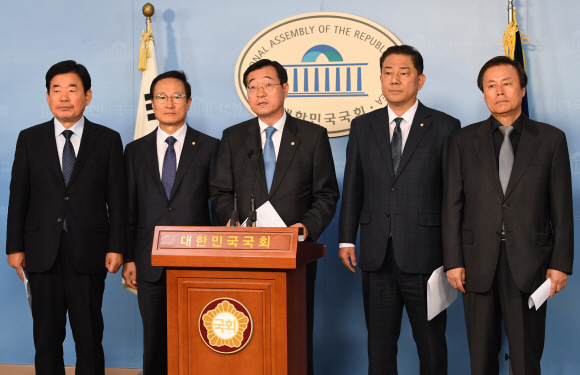 국회 국방위원회 소속 더불어민주당 김진표, 홍영표, 민홍철 김병기, 도종환(왼쪽부터) 의원이 19일 국회 정론관에서 미국의 방위비 분담금 증액 요구에 우려를 표하며 공정하고 합리적인 방위비 분담금 협상을 촉구하고 있다.   2019.11.19 김명국선임기자 daunso@seoul.co.kr