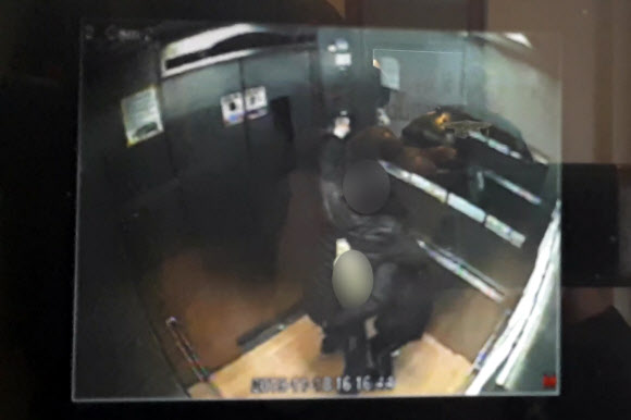 18일 오후 부산 한 아파트 승강기가 갑자기 상승해 안에 타고 있던 아버지와 아들이 놀라 부둥켜 안고 있다. 이 부자는 꼭대기 층에서 멈춰 선 승강기 천장 비상구로 구조됐다. 2019.11.19  부산 사하소방서 제공