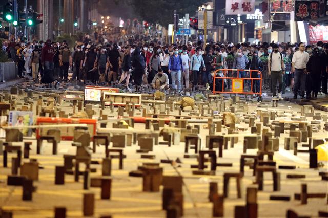 행진하는 홍콩 시민들