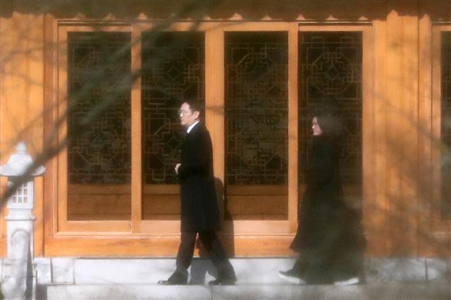 이재용 삼성전자 부회장, 이서현 삼성복지재단 이사장이 19일 오전 경기도 용인시 호암미술관 인근 선영에서 열린 삼성그룹 창업주인 호암 이병철 선대 회장의 32주기 추도식에 참석하고 있다. 2019.11.19 뉴스1