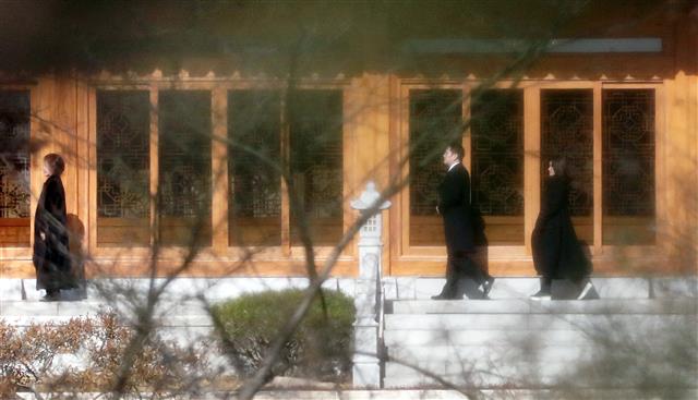 홍라희 전 리움미술관 관장, 이재용 삼성전자 부회장, 이서현 삼성복지재단 이사장이 19일 오전 경기도 용인시 호암미술관 인근 선영에서 열린 삼성그룹 창업주인 호암 이병철 선대 회장의 32주기 추도식에 참석하고 있다. 2019.11.19 뉴스1