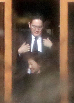 19일 오전 경기도 용인시 호암미술관 인근 선영에서 열린 삼성그룹 창업주 호암 이병철 선대 회장의 32주기 추도식에 이재용 삼성전자 부회장이 참석하고 있다. 2019.11.19  연합뉴스