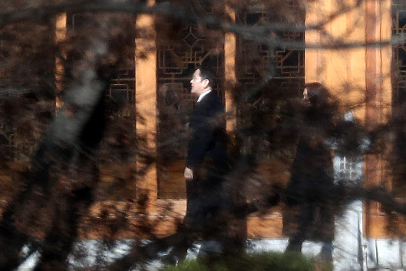 19일 오전 경기도 용인시 호암미술관 인근 선영에서 열린 삼성그룹 창업주 호암 이병철 선대 회장의 32주기 추도식에 이재용 삼성전자 부회장이 참석하고 있다. 2019.11.19  연합뉴스